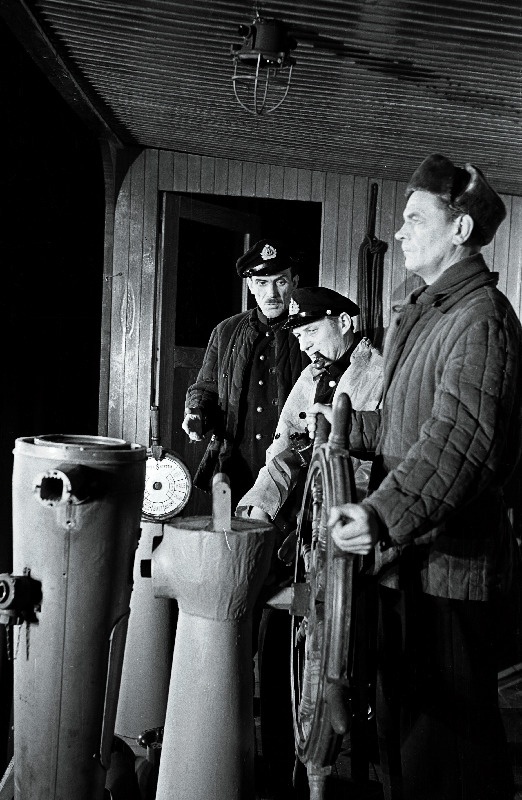 Stseen J. Smuuli näidendist Atlandi ookean V. Kingissepa nimelises Tallinna Riiklikus Draamateatris. Esiplaanil roolis Rudolf Nuude kapteni kolmanda abi Rudolf Kulli (Möirga (Hiina) osas.