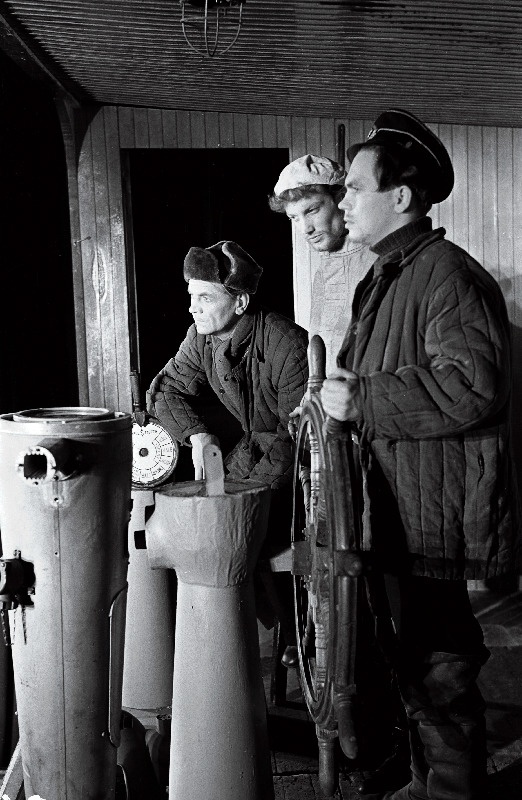 Stseen J. Smuuli näidendist Atlandi ookean V. Kingissepa nimelises Tallinna Riiklikus Draamateatris, (paremalt) Jaanus Orgulas madrus Vladimir Petrovitš Kuzminina, Ervin Abel madrus Raffael Suurvaravana ja Rudolf  Nuude kapteni kolmanda abi Rudolf Kullina.