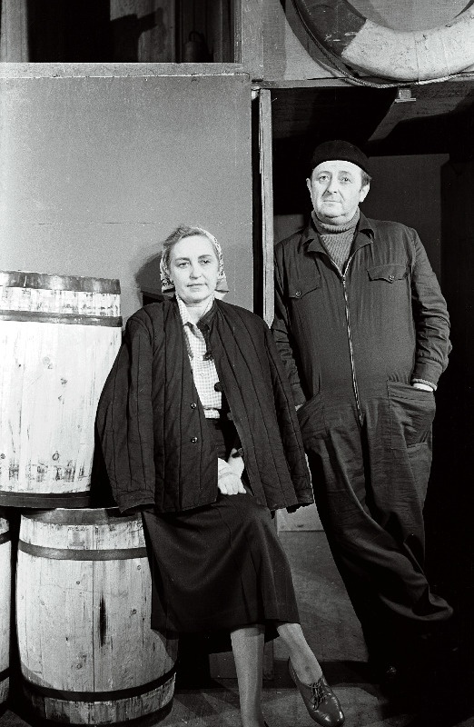 Eesti NSV rahvakunstnik Aino Talvikokk Esteri ja Alfred Rebane vanemmehaanik Leo Jassmani osas J. Smuuli näidendis Atlandi ookean V. Kingissepa nimelises Tallinna Riiklikus Draamateatris.