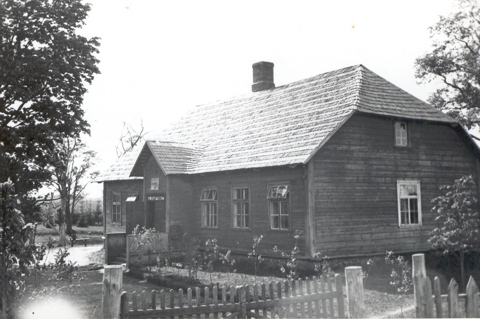 Foto.Sammuka koolimaja esikülg ja ots