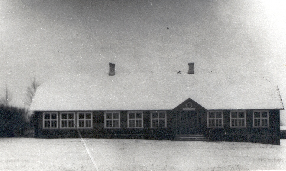 Foto. Karilatsi Algkooli hoone