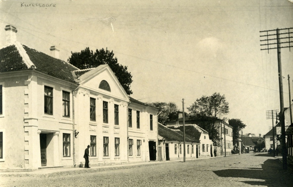 Kuressaare, esiplaanil Lossi 6