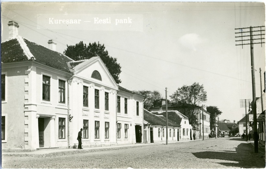 Kuressaare, esiplaanil Lossi 6