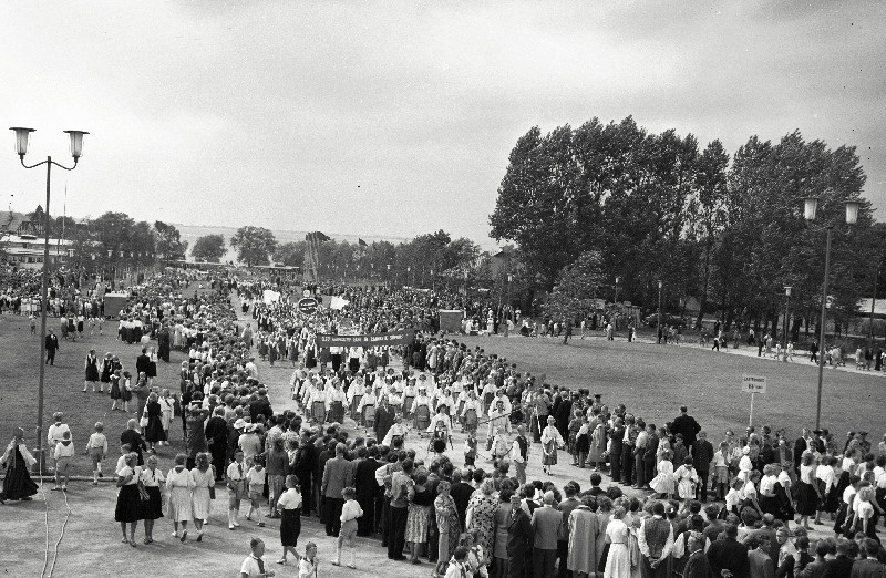Eesti NSV XV üldlaulupeost osavõtjate rongkäik Lauluväljakul.