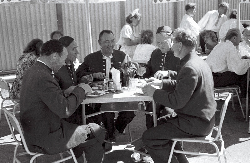 Segakoori Raudam lauljad Eesti NSV XV üldlaulupeo esinemiste vaheajal keha kinnitamas.