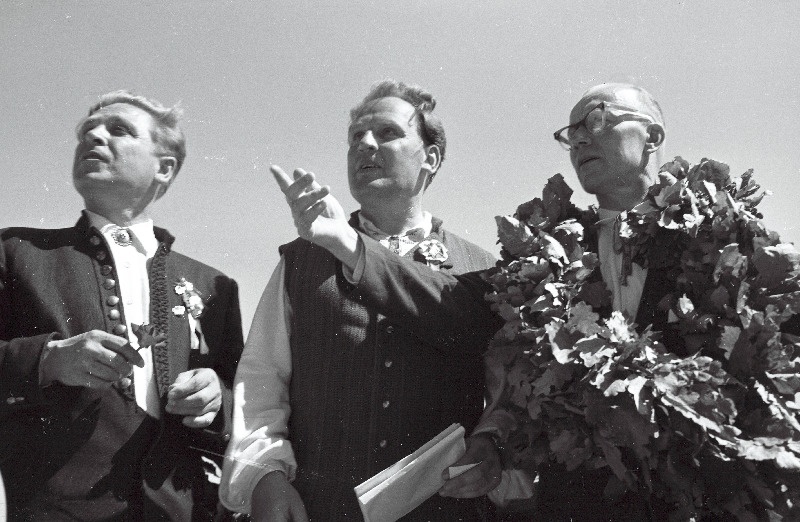 Eesti NSV XV üldlaulupeo naiskooride üldjuhid Richard Ritsing (paremal) ja Aado Velmet, keskel laulupeo komisjoni liige Fred Raudberg.