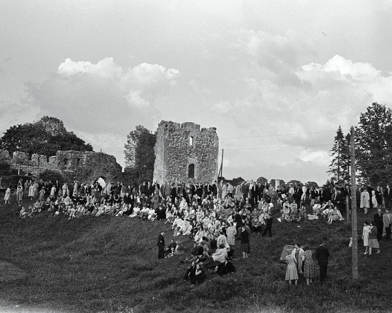 Rahvapidu Karksi lossimägedes.
