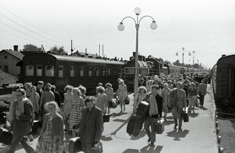 Järjekordne rong Eesti NSV XV üldlaulupeost osavõtjatega on jõudnud Balti jaama.