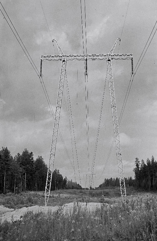 Kõrgepingeliin Kohtla-Järve rajoonis.