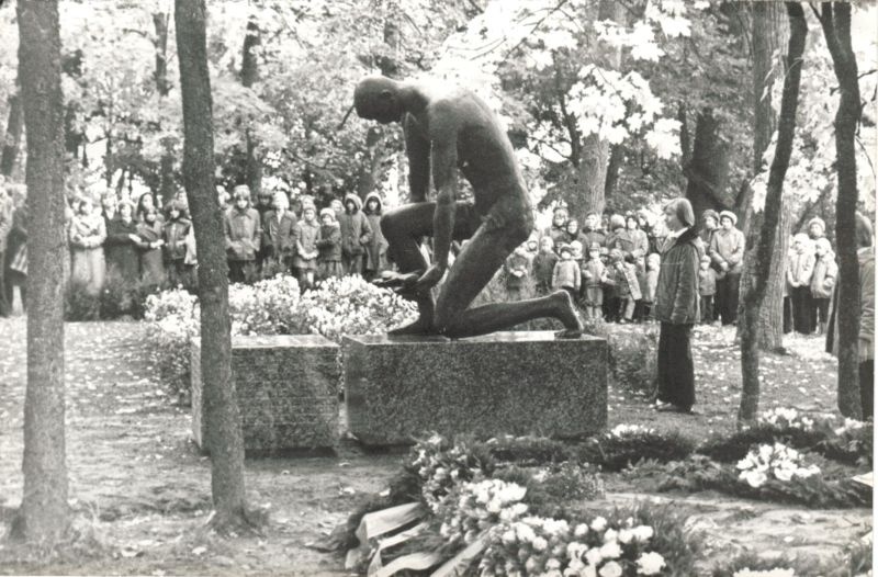 Ahja vennaskalmu monumendi avamine 1978