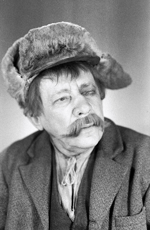 Eesti NSV rahvakunstnik Hugo Laur Lible osas Kevade dramatiseeringus O. Lutsu samanimelise jutustuse järgi.
