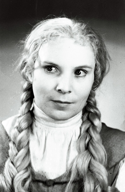 Asta Lott Teele osas Kevade dramatiseeringus O. Lutsu samanimelise jutustuse järgi.