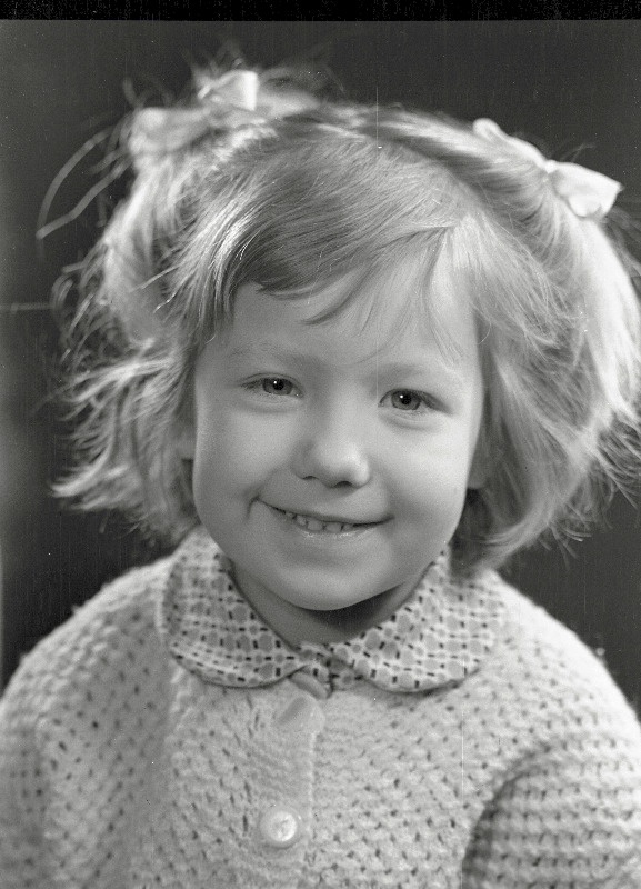 V. Kingissepa nimelise TRA Draamateatri näitleja Katrin Välbe lapselaps.