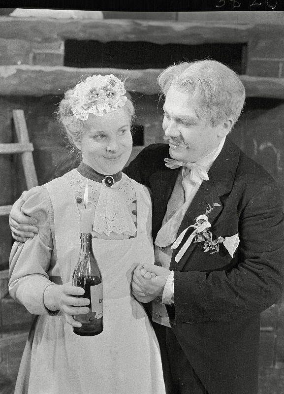Stseen O. Lutsu jutustuse Tootsi pulm dramatiseeringust, Toots - Jaanus Orgulas, Teele - Asta Lott.