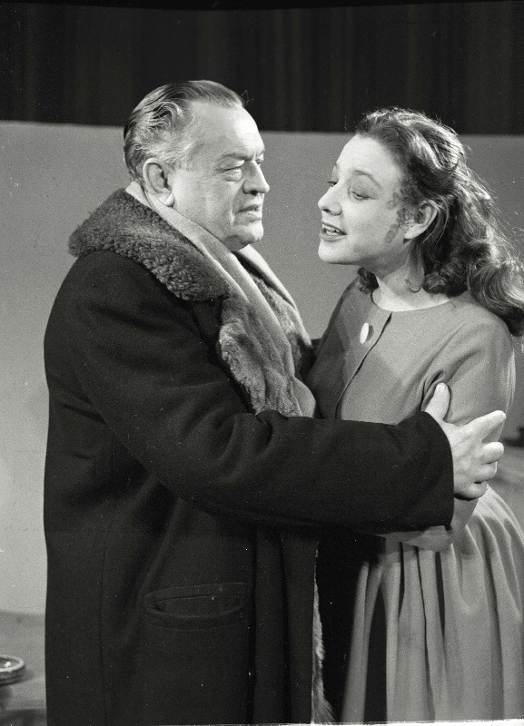 Stseen N. Hikmeti ja V. Tuljakova näidendist Kaks kangekaelset V. Kingissepa nimelises TRA Draamateatris, Daša - Inna Taarna, Leonid Sergejevitš - Voldemar Alev.