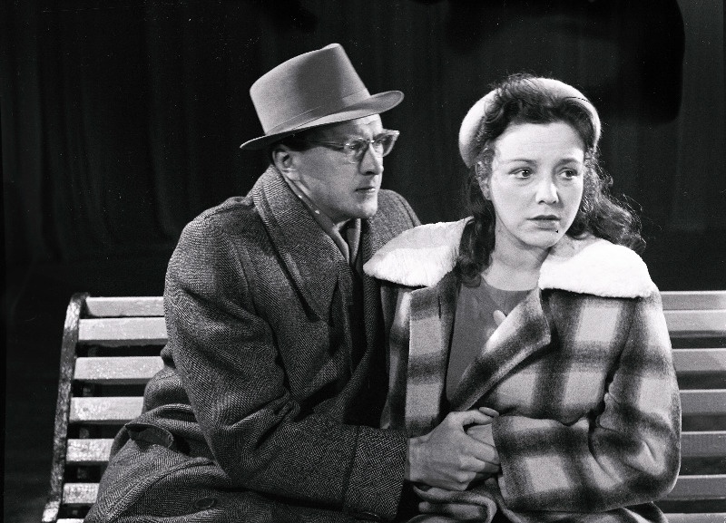 Stseen N. Hikmeti ja V. Tuljakova näidendist Kaks kangekaelset  V. Kingissepa nimelises TRA Draamateatris, Daša - Inna Taarna, Nikolai - Gunnar Kilgas.