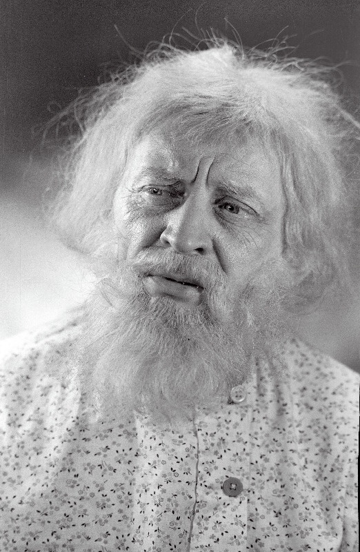 Jüri Järvet L. Tolstoi komöödia Hariduse vili lavastuses V. Kingissepa nimelises TRA Draamateatris.
