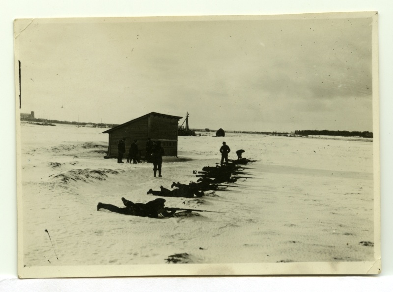 Mereväelased laskeharjutustel Stroomi rannas.