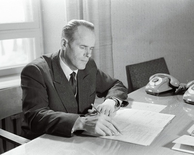 Vinni näidissovhoostehnikumi Lenini ordeniga autasustatud direktor Heino Kallaste oma kabinetis.  duplicate photo
