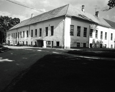 Vinni näidissovhoostehnikumi kontorihoone välisvaade.  duplicate photo