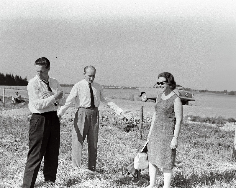 Eesti NSV põllumajanduse ministri abi Pärtel J. Gagarini nimelise näidissovhoostehnikumi põllul.