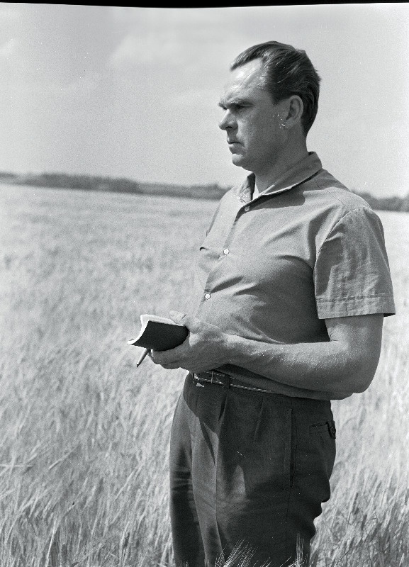 J. Gagarini nimelise näidissovhoostehnikumi peaagronoom  O. Jürgen põllul.
