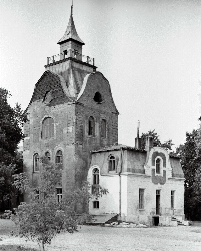 Neeruti kolhoosi kontorihoone välisvaade.