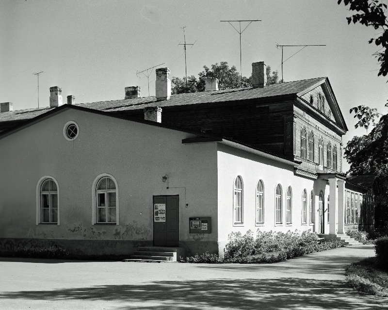 Triigi sovhoosi kontorihoone välisvaade.