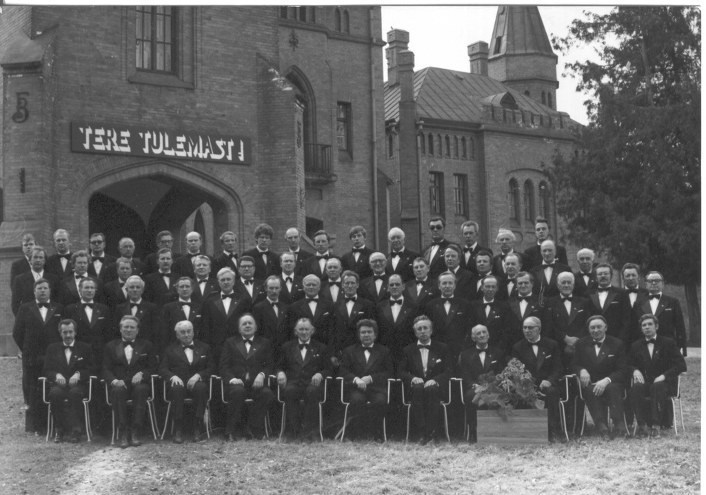 Foto.Võru  Meeskoor Sangaste lossi juures 1984.a. mais.