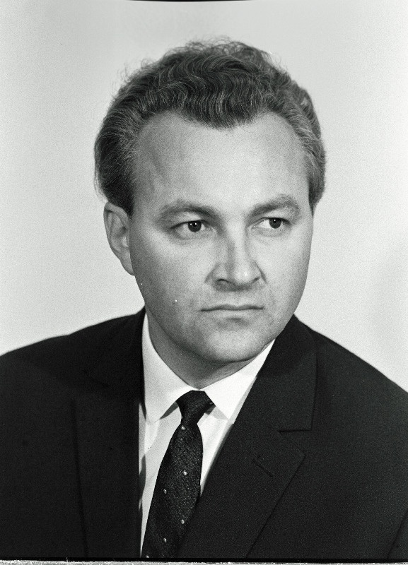 Rüütel, Arnold - Tartu näidissovhoosi direktor.