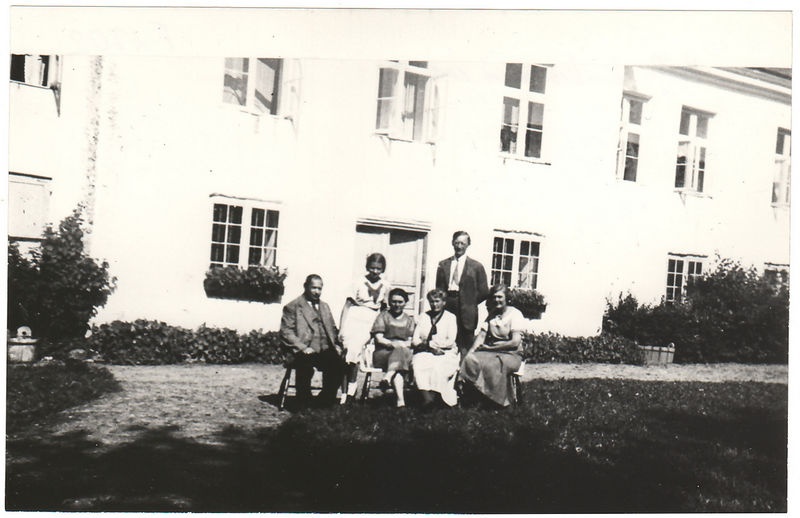 Seltskond Keila kirikumõisa ees