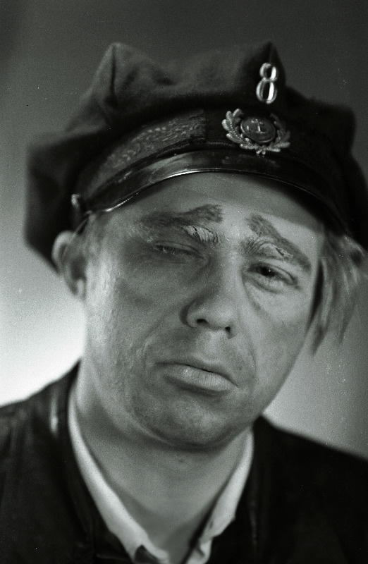 V. Kingissepa nimelise Tallinna Riikliku Draamateatri näitleja Erich Jaansoo vedurijuhi Oskar Goldingi osatäitjana A. Jakobsoni dramaatilises satiiris Kaotatud paradiis.