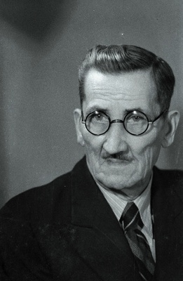 V.Kingissepa nimelise Tallinna Riikliku Draamateatri muusikariistade meister Paul Mägi.  duplicate photo