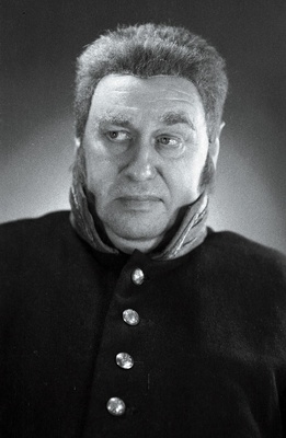 V. Kingissepa nimelise Tallinna Riikliku Draamateatri näitleja Arno Suurorg linnapea osas N. Gogoli komöödias Revident.  similar photo