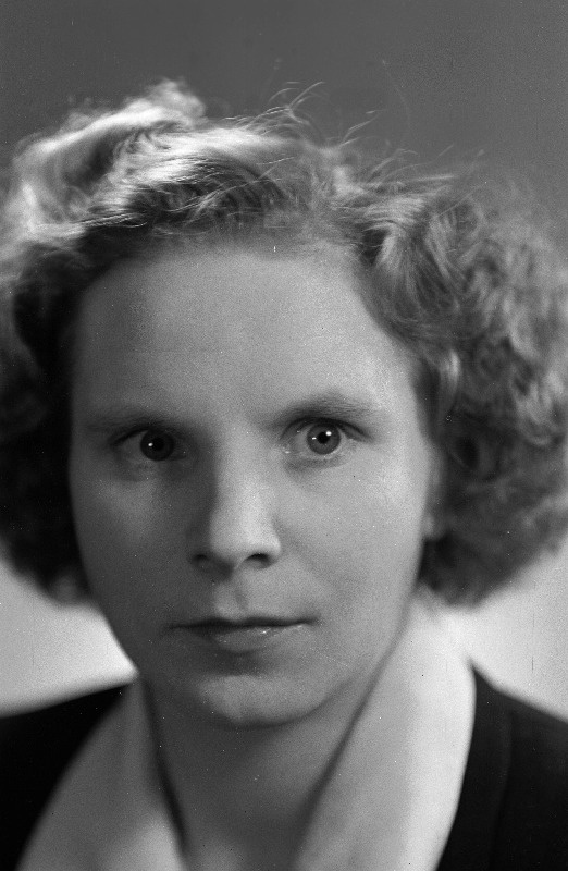 Lott, Asta - V. Kingissepa nimelise Tallinna Riikliku Akadeemilise  Draamateatri näitleja.