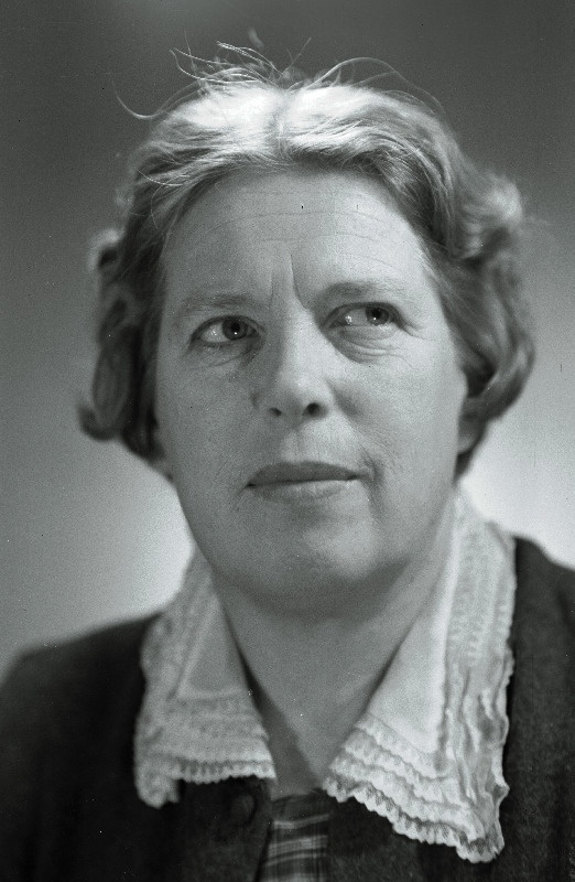 Välbe, Katrin- V. Kingissepa nimelise Tallinna Riikliku Akadeemilise  Draamateatri näitleja.