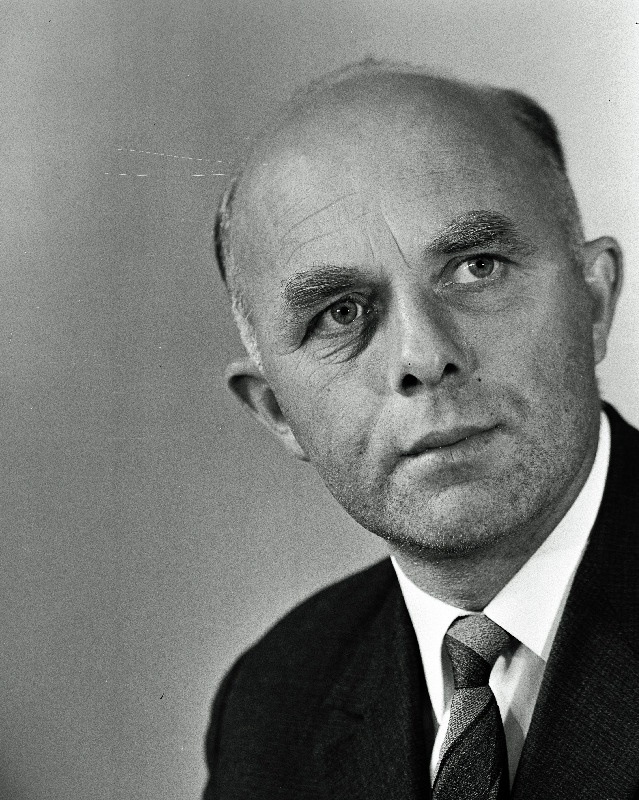 Laur, Voldemar - Karja näidissovhoosi direktor.