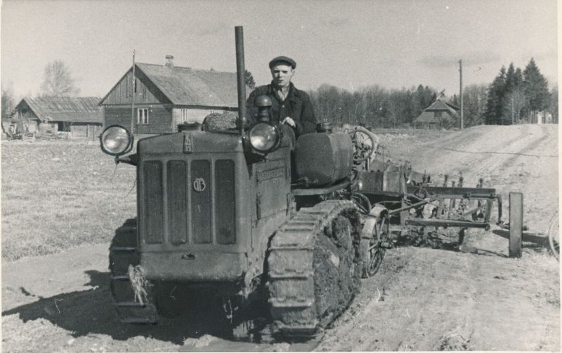 Foto. Taebla traktorijaama traktorist B. Laane. 1910. Fotogr. E. Järve. ETA.