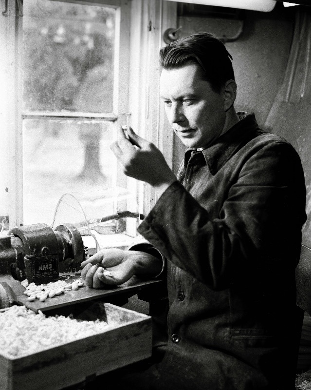 Edasi kolhoosi puunööpide valmistamise meister Tenno Karel töö juures.