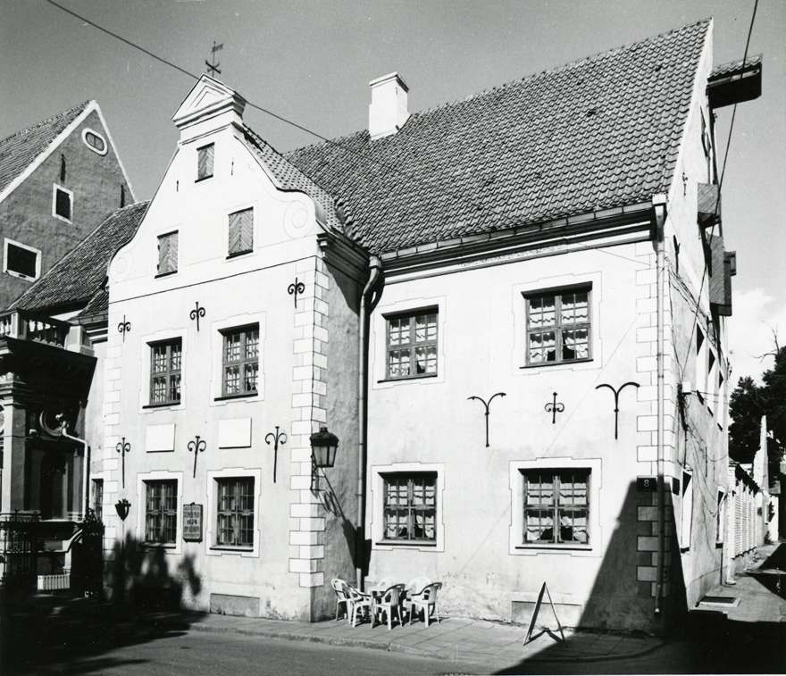 Elamu Pärnus Pühavaimu tn 8, vaade end Steineri majale