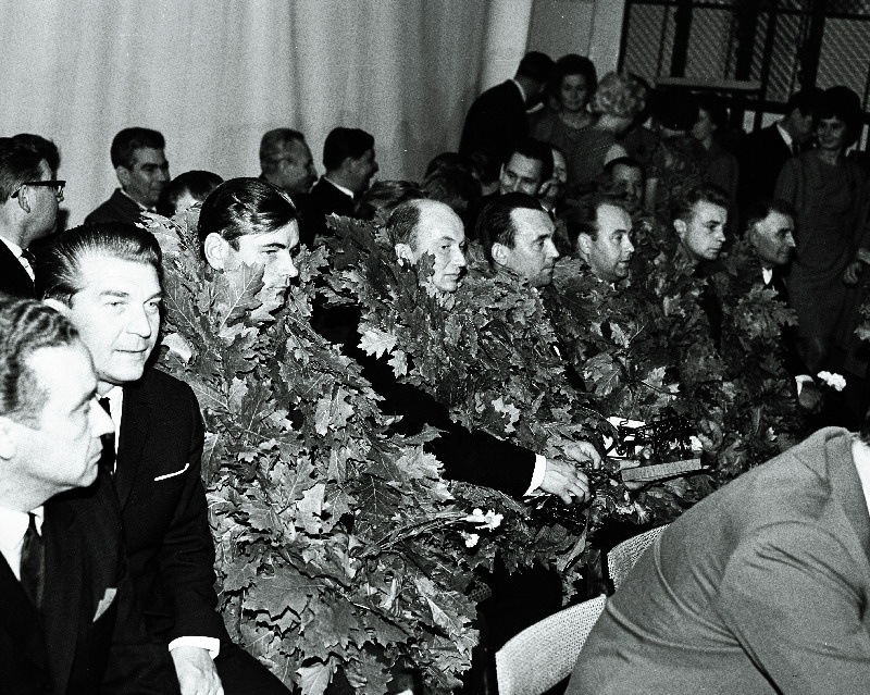 Põllumajandustöötajate päeval Saku näidissovhoosis toimunud 4. vabariikliku künnivõistluse võitjad.