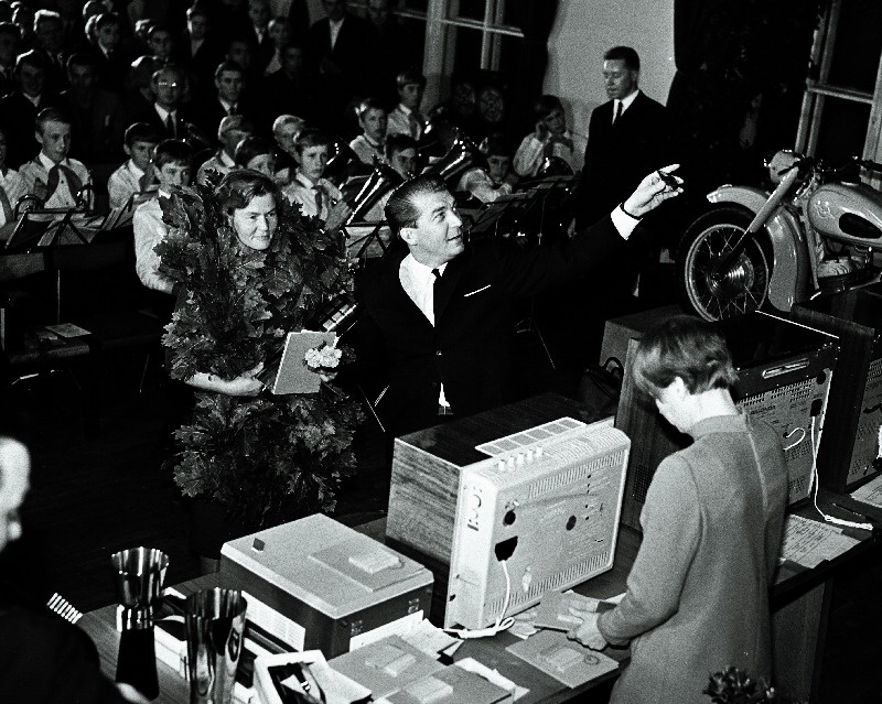 Põllumajandustöötajate päeval Saku näidissovhoosis toimunud 4. vabariikliku künnivõistluse võitja autasustamine.