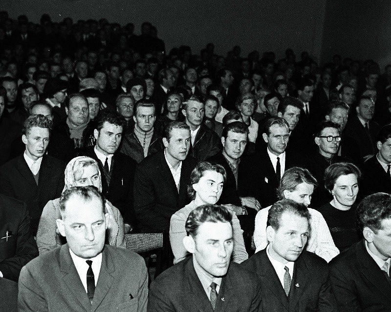 Vaade saali põllumajandustöötajate päeval Saku näidissovhoosis toimunud 4. vabariikliku künnivõistluse võitjate autasustamise ajal.