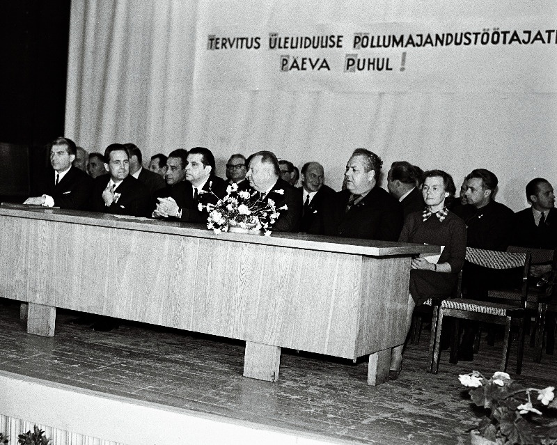 Põllumajandustöötajate päeval Saku näidissovhoosis toimunud 4. vabariikliku künnivõistluse võitjate autasustamise piduliku koosoleku presiidium.