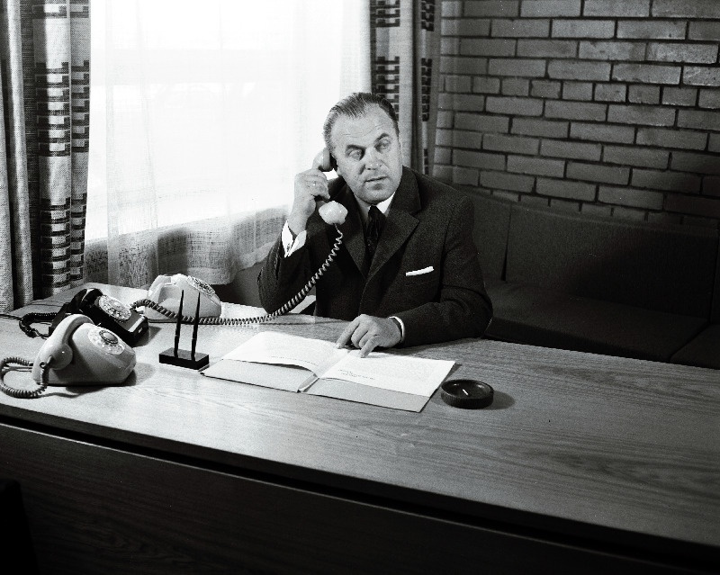 Tallinna Linnuvabriku direktor A. Lind  oma kabinetis.