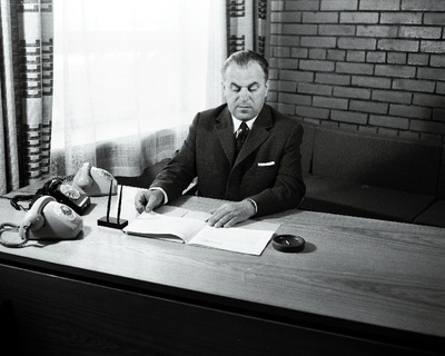 Tallinna Linnuvabriku direktor A. Lind  oma kabinetis.  similar photo