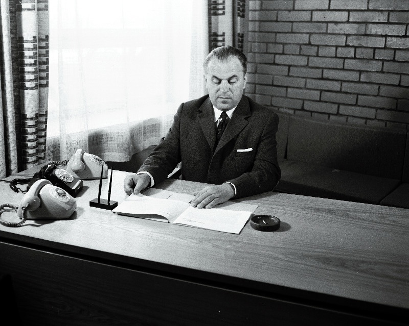 Tallinna Linnuvabriku direktor A. Lind  oma kabinetis.