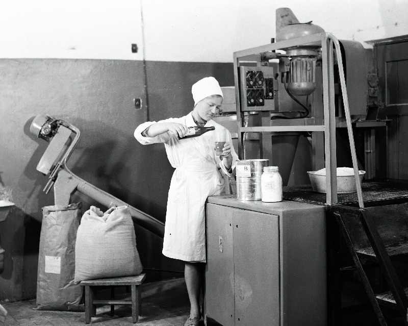 Tallinna Linnuvabriku töötaja Linde Kaljula ravimite ja vitamiinide ruumis ravimeid segamas.