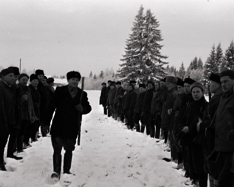 Ed. Vilde nimelises kolhoosis korraldatud ulukijahist osavõtjad.