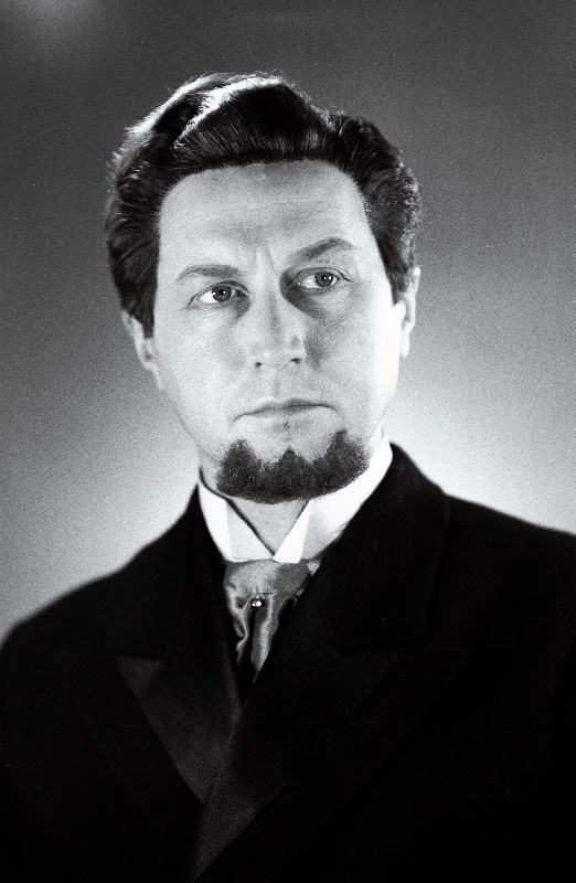 V. Kingissepa nimelise TR Draamateatri näitleja Olev Eskola Viktor Mihhailovitš Karenini osas L. Tolstoi draamas Elav laip.
